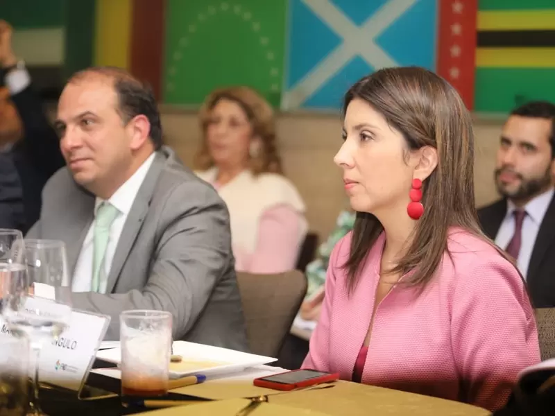 Carlos Camargo, director de la Federación Nacional de Departamentos , y la ministra de Educación, María Victoria Ángulo.