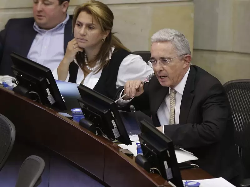 ÁLVARO URIBE VÉLEZ
