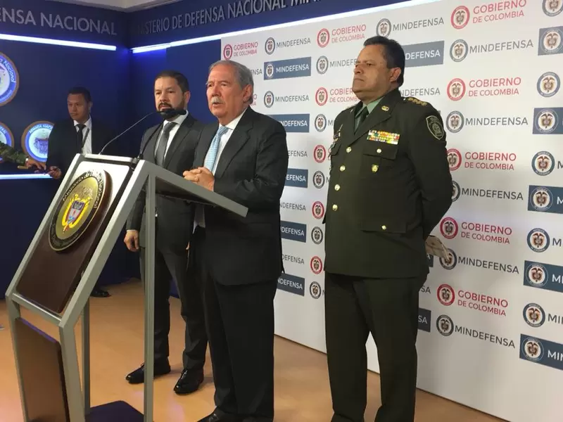 Ministro de Defensa, Guillermo Botero (centro)
