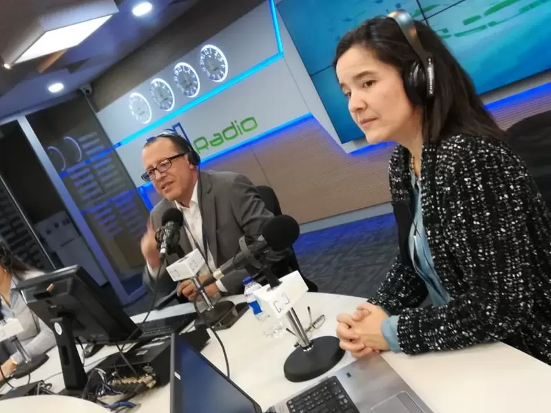 La ministra de las TIC, Silvia Constain (der.), en RCN Radio