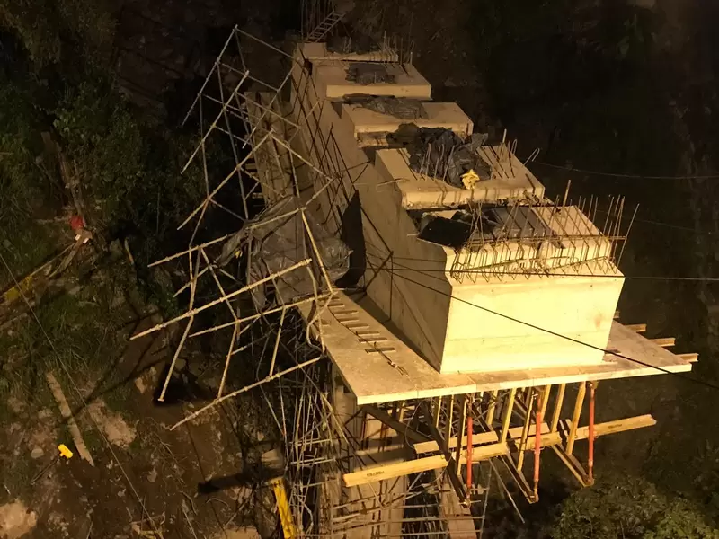 Autoridades investigan las causas del accidente en el Puente La Pala.