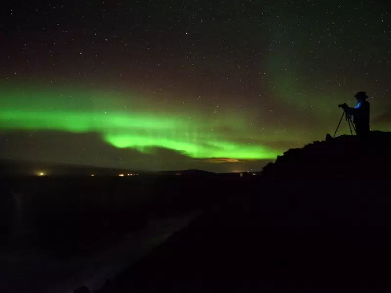 Viajar a una zona donde sea común el fenómeno de aurora boreal puede ser una experiencia única