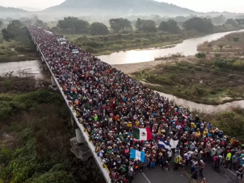 Vista aérea de los migrantes hondureños que se dirigen en una caravana a los EE. UU., Mientras salen de Arriaga rumbo a San Pedro Tapanatepec, en el sur de México, el 27 de octubre de 2018. México anunció el viernes que ofrecerá atención médica a los migrantes de América Central, educación para sus Niños y acceso a empleos temporales, siempre y cuando se queden en dos estados del sur.
