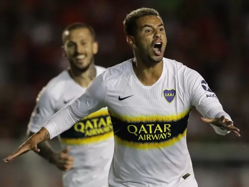 Edwin Cardona celebra el gol de la victoria de Boca ante Independiente