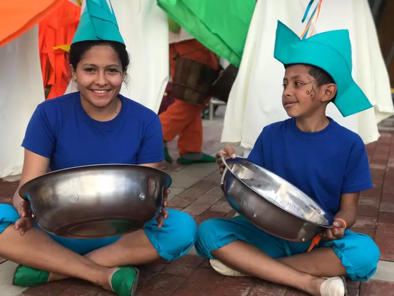 Niños en muestra artística en Ciudad Bolívar, Bogotá