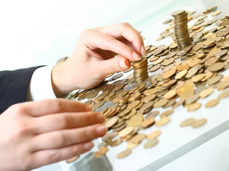 Ahorro de dinero a través de fondos de empleados Una persona contando sus ahorros en moneda