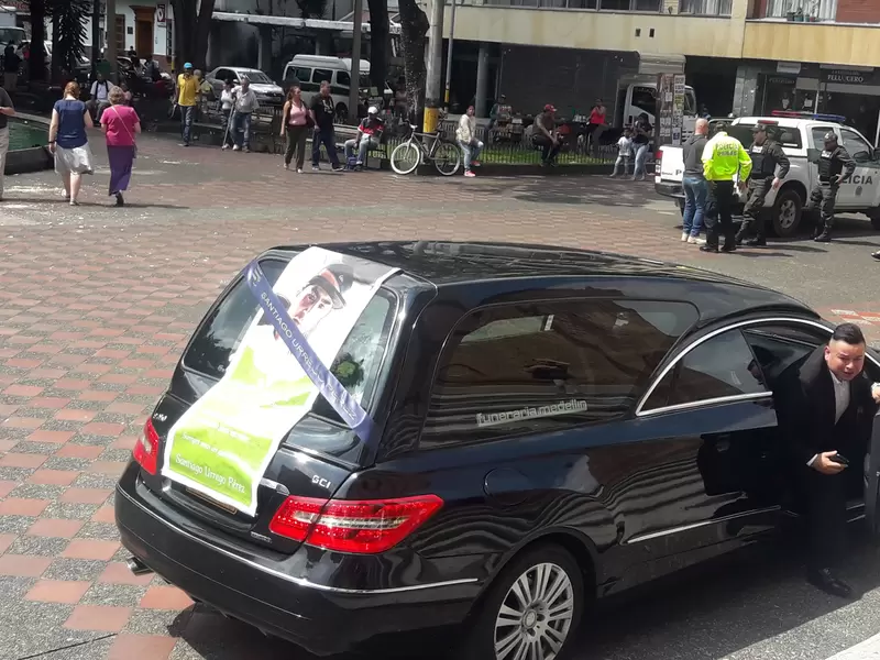 Decenas de personas acompañaron a las familias.
