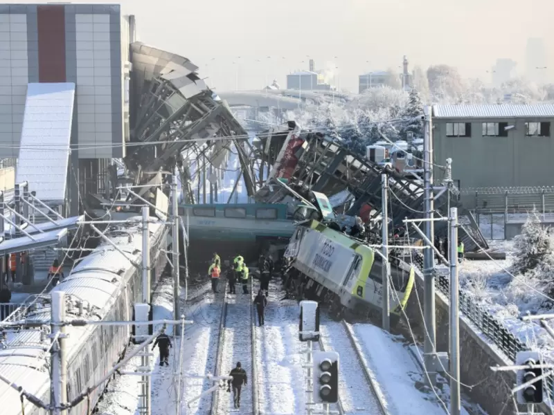 Accidente en tren bala en Turquía Accidente en tren bala en Turquía