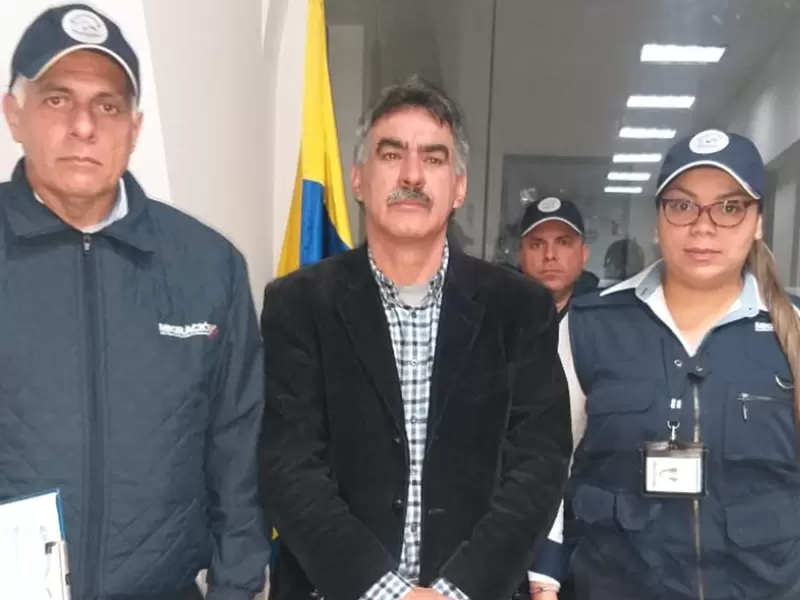 Carlos Manuel Pino García con autoridades de Migración Colombia Carlos Manuel Pino García con autoridades de Migración Colombia