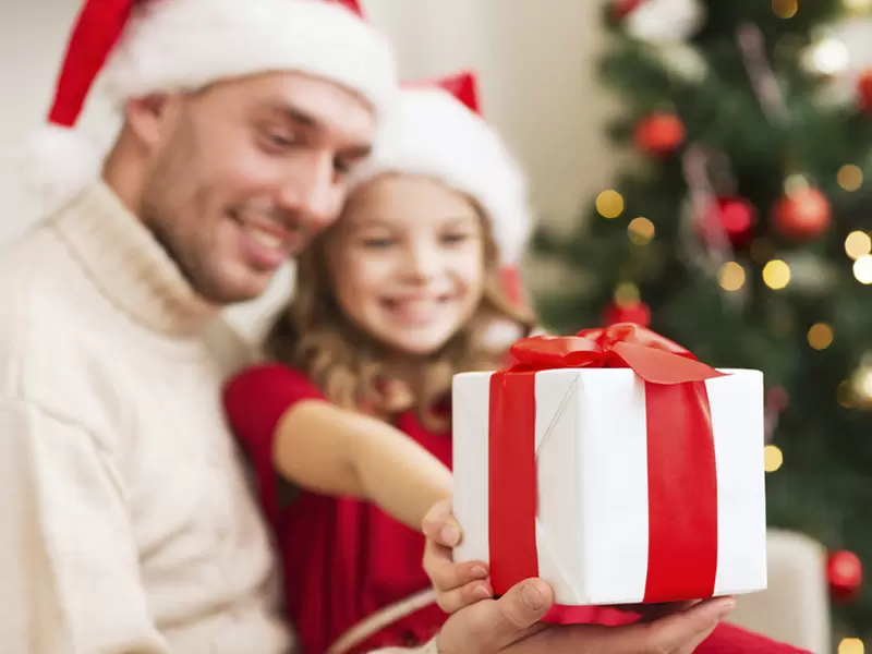 Un padre prepara un regalo para su hija Un padre prepara un regalo para su hija