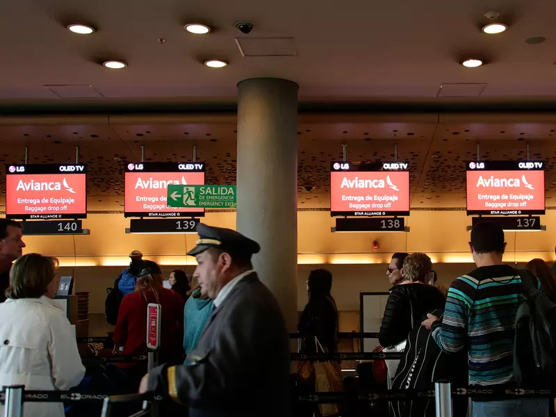 Pasajeros de Avianca en el aeropuerto El Dorado, en Bogotá