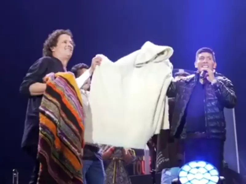 Nairo Quintana le regaló a Carlos Vives la ruana que su mamá le dio para soportar el frío de Europa. Nairo Quintana le regaló a Carlos Vives la ruana que su mamá le dio para soportar el frío de Europa.