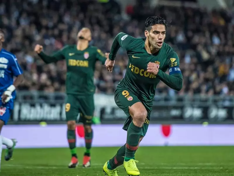 Falcao comanda el ataque del Mónaco ante el Amiens.