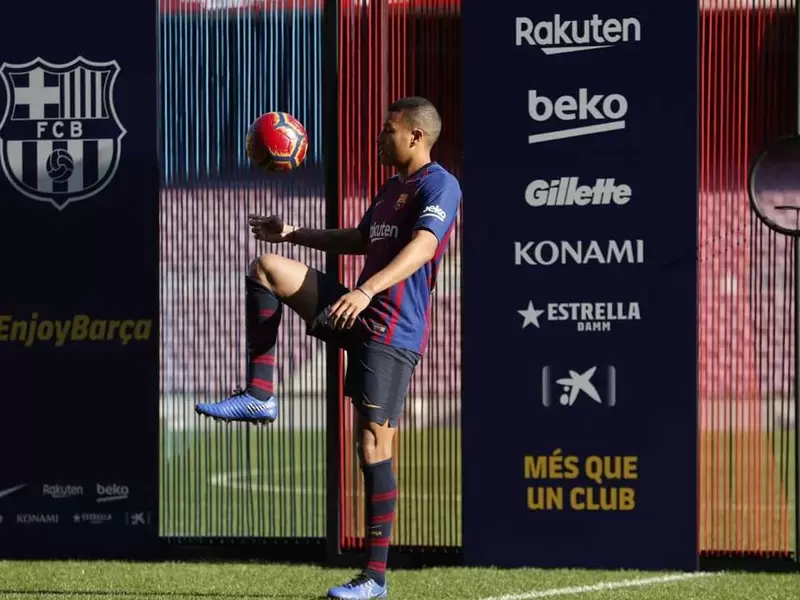 Jeison Murillo haciendo la 'veintiuna' ante la prensa
