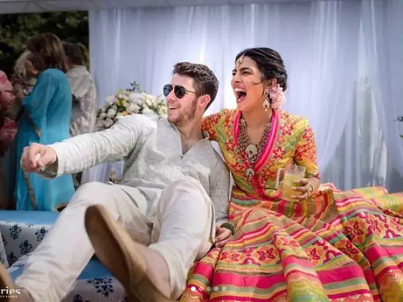 El cantante celebró la ceremonia de bodas a través de un ritual llamado Mehendi.