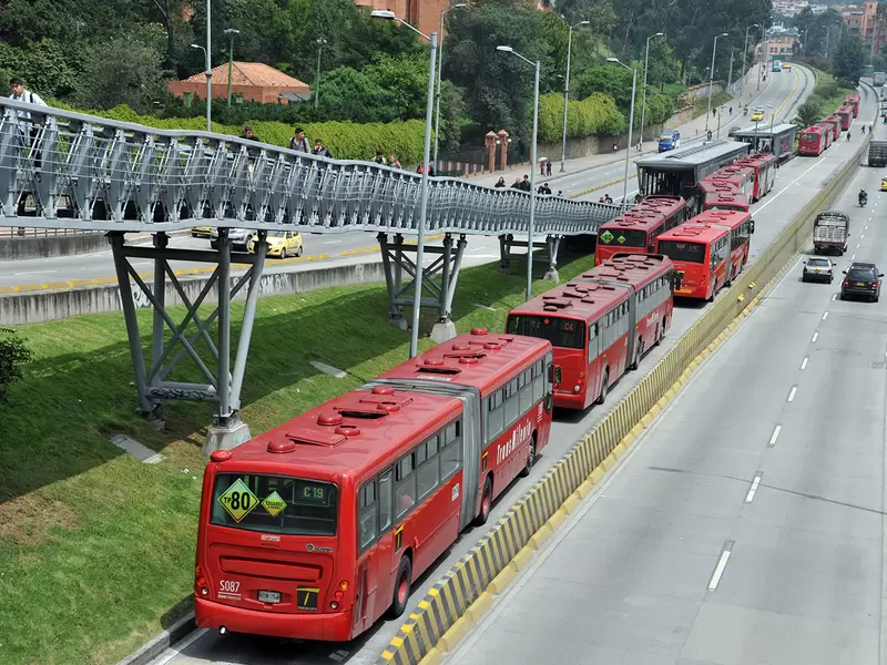 Transmilenio circulando por Suba, en el noroccidente de Bogotá