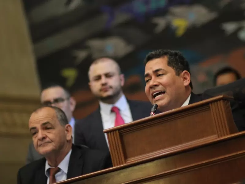 Carlos Chacón, en plenaria. Carlos Chacón, en plenaria.