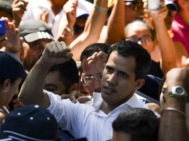 Juan Guaidó rodeado de venezolanos Juan Guaidó rodeado de venezolanos