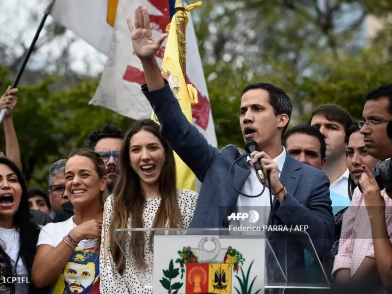 En la foto Fabiana Rosales acompaña a Juan Guaidó, al micrófono
