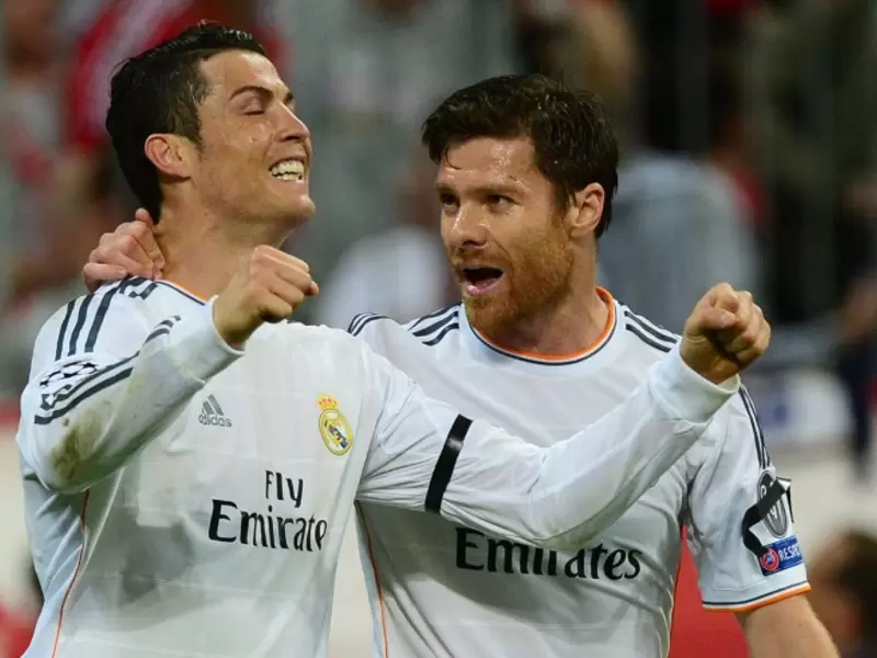 Cristiano Ronaldo y Xabi Alonso como compañeros en el Real Madrid Cristiano Ronaldo y Xabi Alonso como compañeros en el Real Madrid