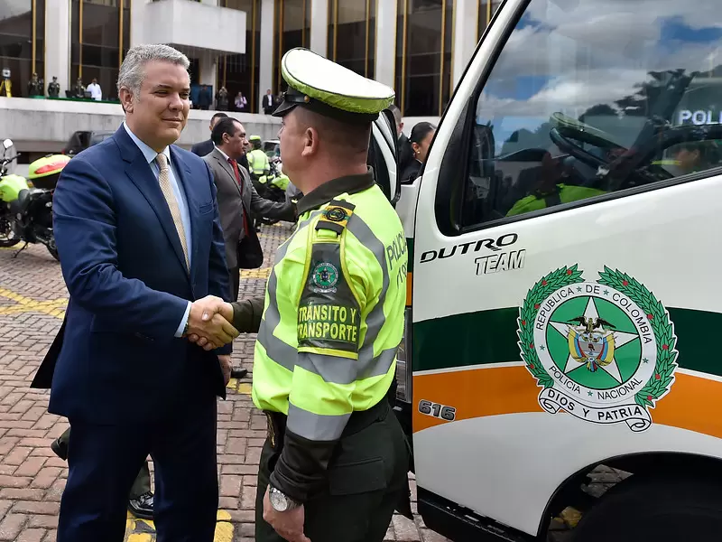 Iván Duque saluda a un policía Iván Duque saluda a un policía