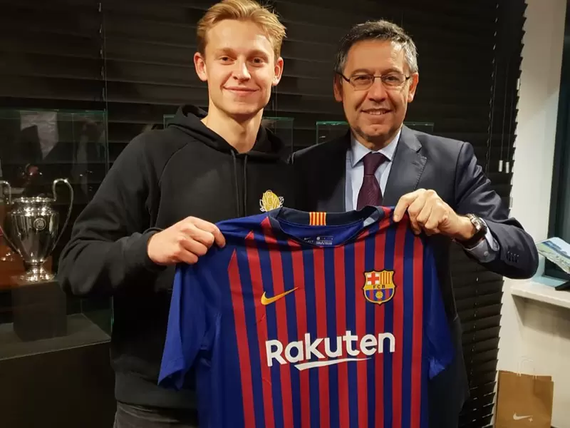 Frenkie de Jong junto a Josep Maria Bartomeu, presidente del FC Barcelona Frenkie de Jong junto a Josep Maria Bartomeu, presidente del FC Barcelona