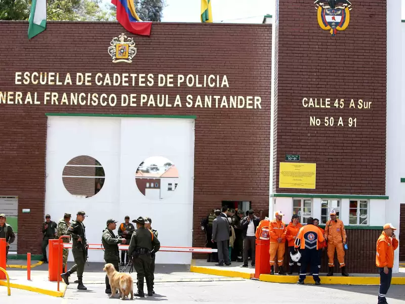 La Escuela General Santander tras el carro bomba La Escuela General Santander tras el carro bomba