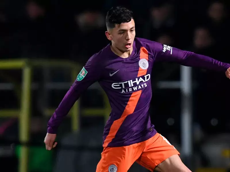 Ian Carlo Poveda en uno de sus primeros toques de balón en el partido de Manchester City ante Burton Albion