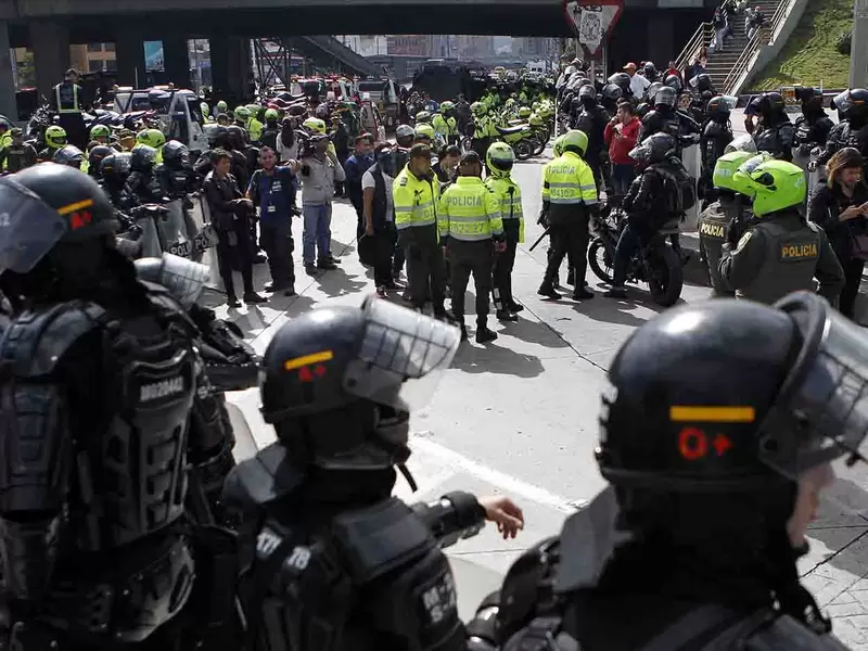 HOMBRE ESMAD POLICIA