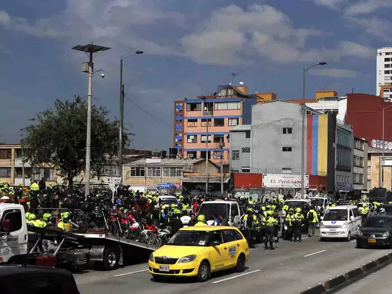 PROTESTAS PROHIBICION PARRILLERO HOMBRE ESMAD POLICIA