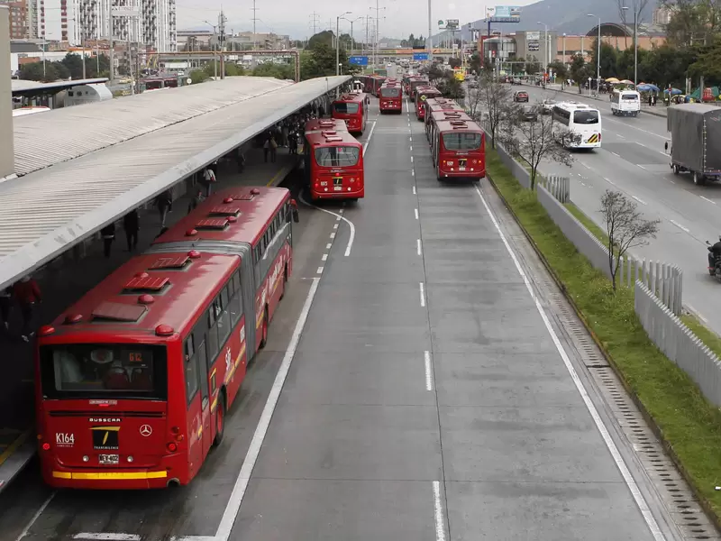TRANSMILENIO PORTALES PASAJEROS CONTAMINACION BUSES