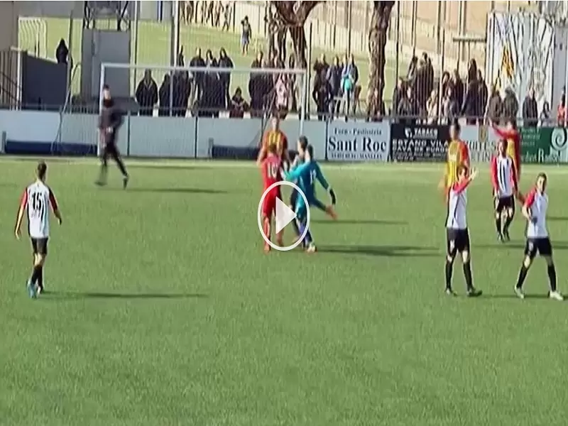 El hecho sucedió cuando jugaban A.E.C. Manlleu y el Sant Cugat F.C
