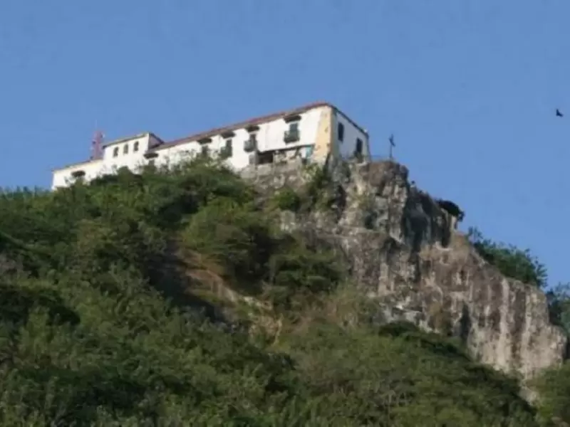 Se trata de una fisura que se registra en el Salto del Cabrón, roca que sostiene el cerro.