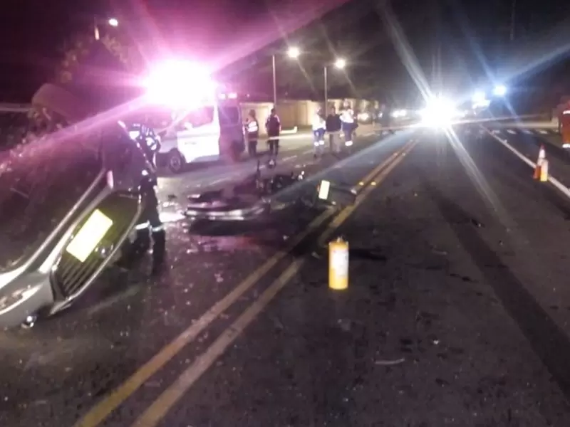 Accidente de tránsito en las vías de Colombia con una motocicleta involucrada