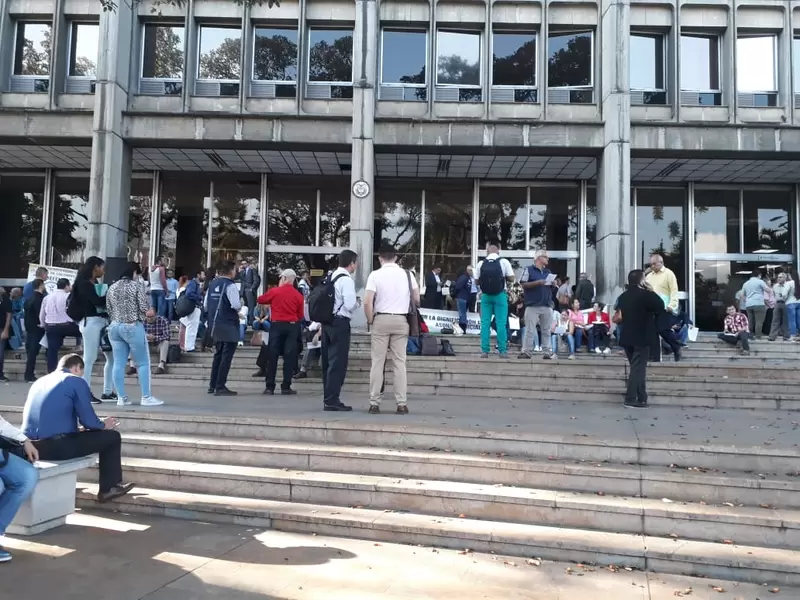 Los protestantes bloquearon el ingreso al Palacio de Justicia de Medellín.