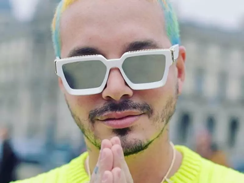 El cantante urbano se defendió de los fuertes comentarios de un usuario que le discutió por, supuestamente, no preocuparse por el país y si por Venezuela.