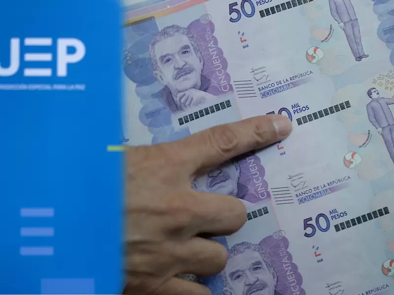 Logo de la JEP y billetes de 50 mil pesos colombianos