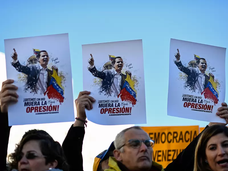 Venezolanos respaldan a Juan Guaidó