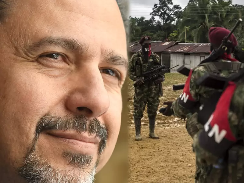 Miguel Ceballos, alto comisionado de paz (izq) y guerrilleros del ELN (der)