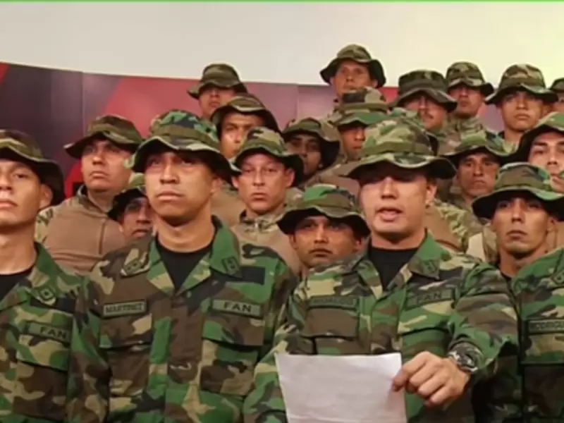 Militares venezolanos desconocen a Nicolás Maduro como presidente