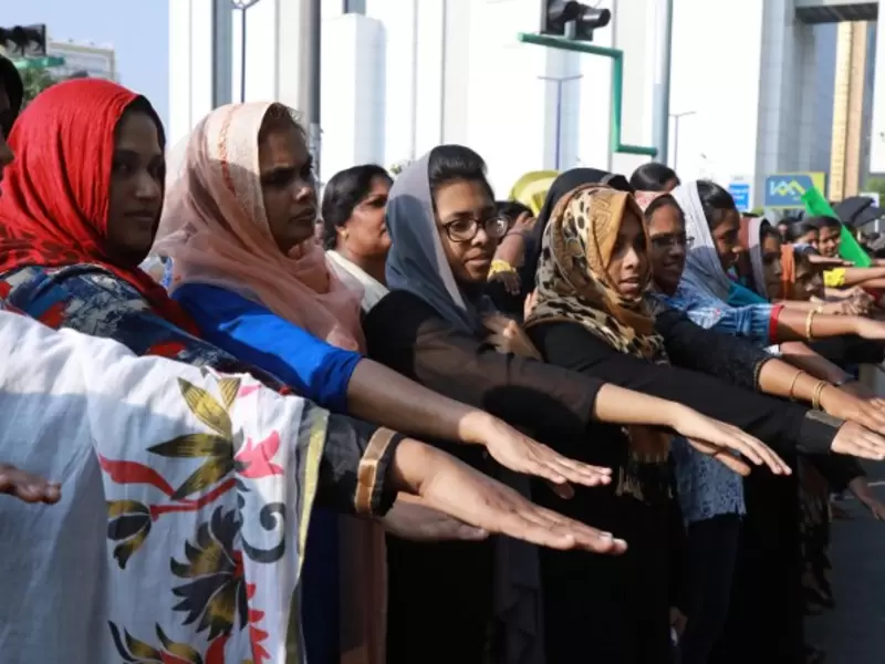Cadena humana de mujeres en India.