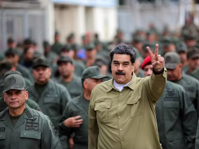 Nicolás Maduro y militares venezolanos