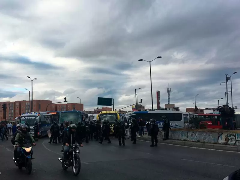 ESMAD intenta quitar bloqueos en vías cerca al Portal de las Américas