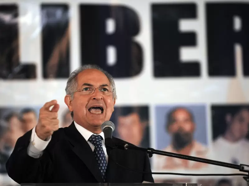 En febrero de 2015, el alcalde de Caracas, Antonio Ledezma, es encarcelado acusado de conspirar contra Maduro. Poco después pasa a arresto domiciliario y en 2017 huye a España.