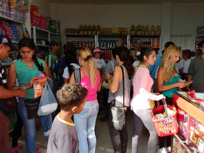 habitantes de frontera comprando alimentos y productos básicos de la canasta familiar
