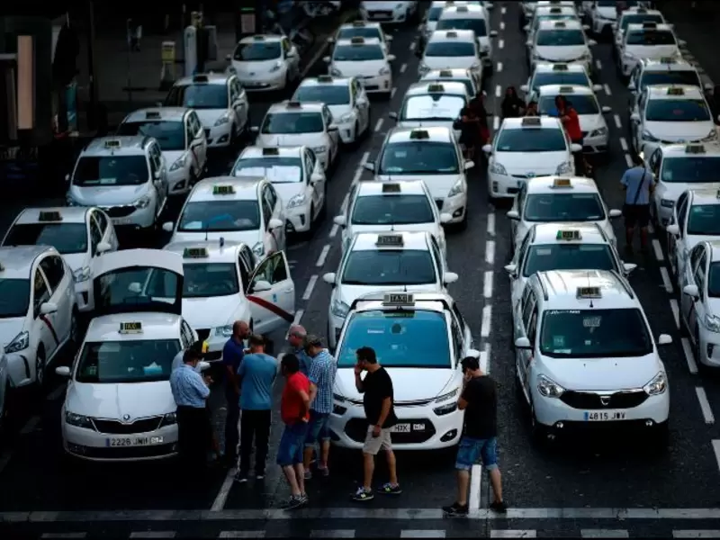Aspecto de una calle de Madrid tomada por miles de taxistas.