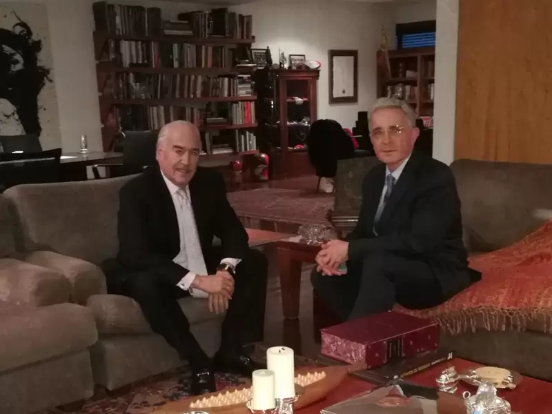 Uribe y Pastrana, de nuevo contra Santos