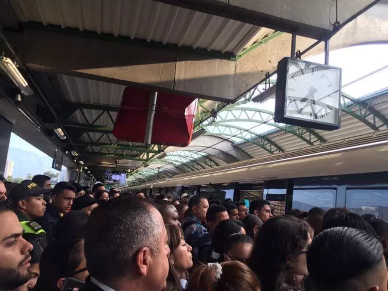 Un tren del Metro de Medellín fue evacuado en la estación Hospital por fallas en las puertas