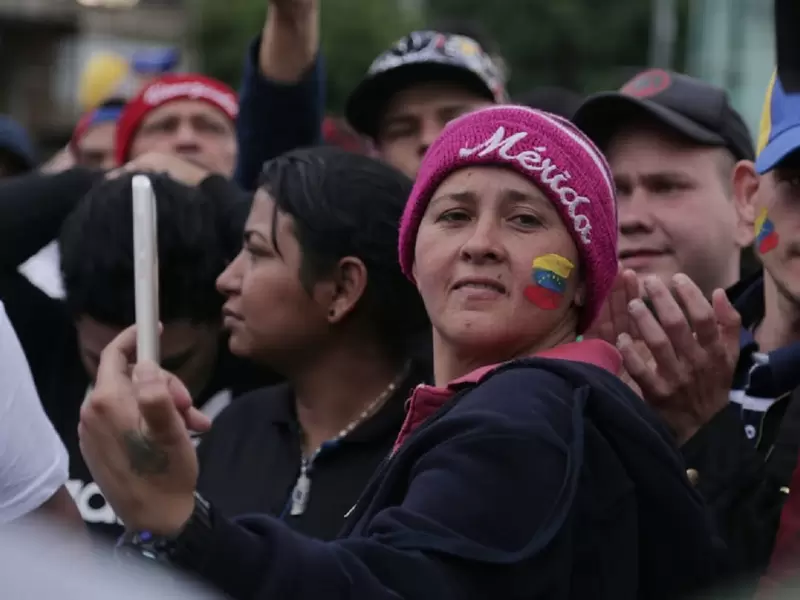 Concentración de venezolanos en el Carulla de la Calle 85