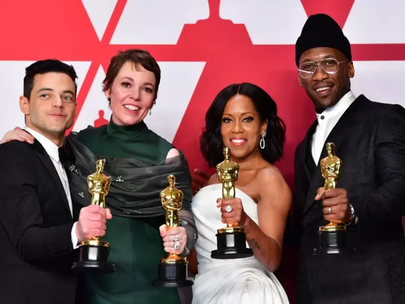 (De izq a der) Rami Malek -mejor actor-, Olivia Colman -mejor actriz-, Regina King -mejor actriz secundaria- y Mahershala Ali -mejor actor secundario- (De izq a der) Rami Malek -mejor actor-, Olivia Colman -mejor actriz-, Regina King -mejor actriz secundaria- y Mahershala Ali -mejor actor secundario-